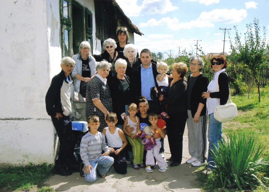 Доњи Адровац - посета породици са осморо деце (помоћ у роби, храни, намештају)