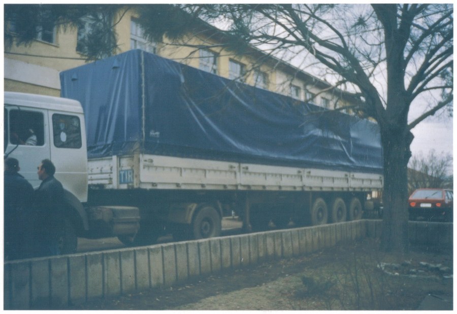Камион помоћи за Косово и Метохију. Лапље село код Приштине 27.12.2000.године