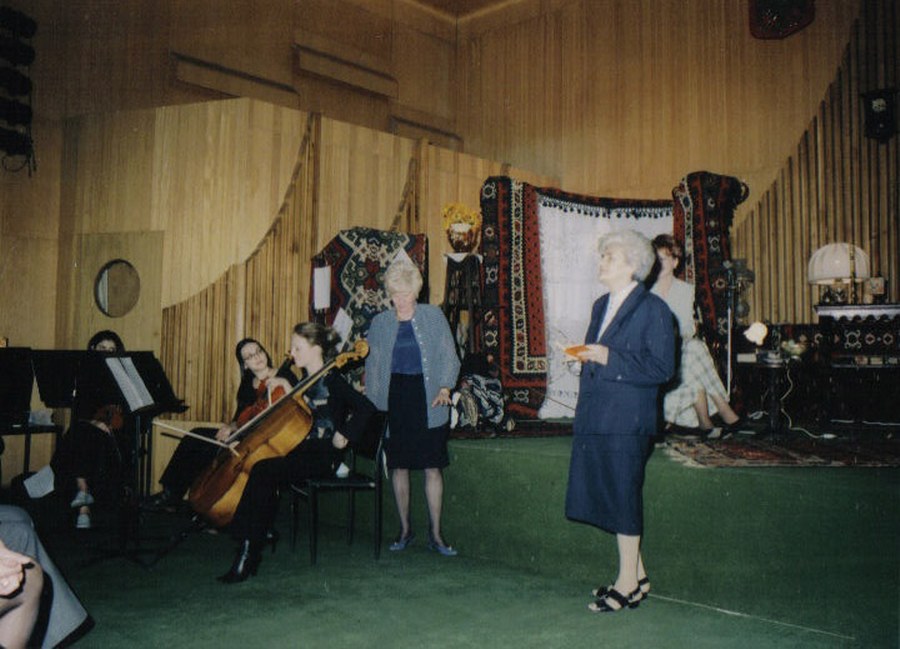 Музичко-поетско вече "Сећање на Исидору Секулић" у организацији Кола српских сестара 2002. године. За сценографију такође биле су задужене чланице Кола
