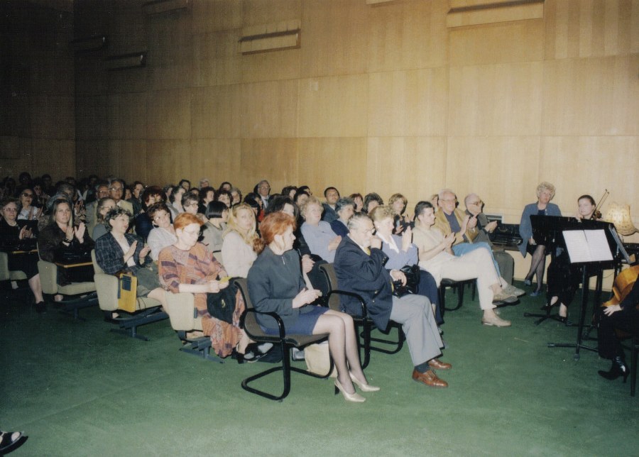 Музичко-поетско вече "Сећање на Исидору Секулић" у организацији Кола српских сестара 2002. године: публика
